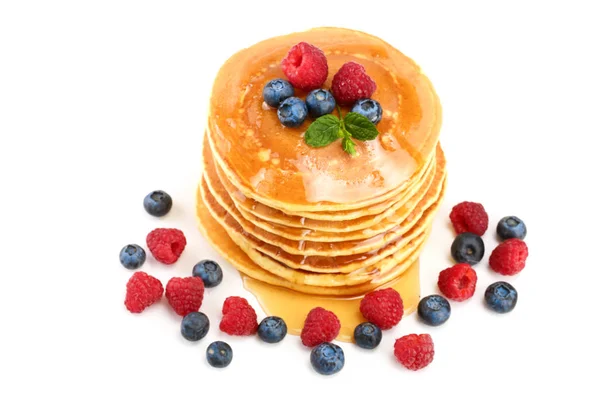 Pancakes stack dengan buah beri yang berbeda dan madu terisolasi di latar belakang putih — Stok Foto