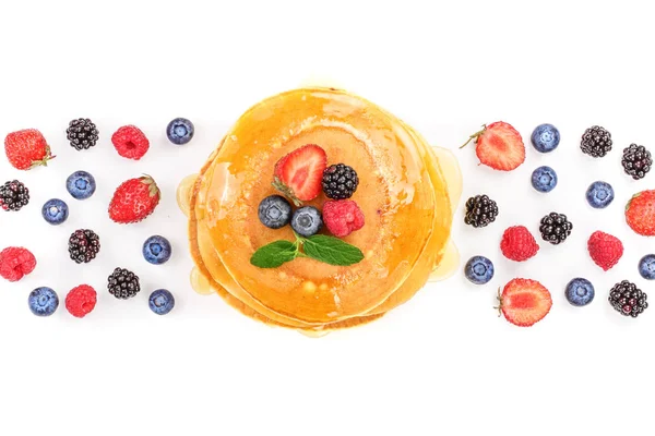 Pancakes stack dengan buah yang berbeda terisolasi pada latar belakang putih dengan ruang fotokopi untuk teks Anda. Pemandangan bagus. Letak rata — Stok Foto