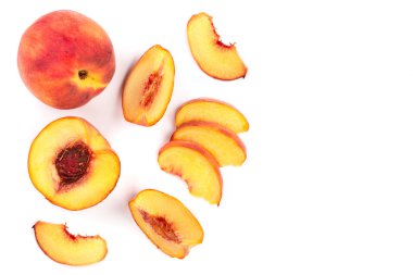 Olgun şeftali kopya alanı metniniz için beyaz zemin üzerine izole. Üstten görünüm. Düz yatıyordu desen