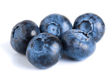 Beyaz arka planda izole edilmiş taze olgun yaban mersini.