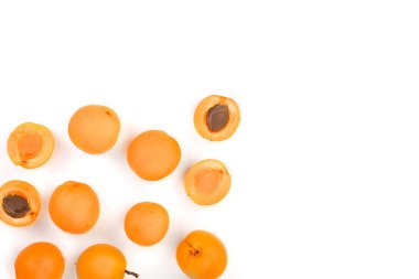 Kayısı meyve kopya alanı metniniz için beyaz zemin üzerine izole. Üstten görünüm. Düz yatıyordu desen