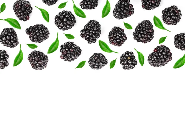 Verse blackberry geïsoleerd op een witte achtergrond met kopie ruimte voor uw tekst. Bovenaanzicht. Plat lag patroon — Stockfoto