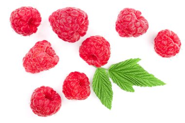 Beyaz arka plan üzerinde izole yaprakları ile ahududu. Üstten görünüm. Düz yatıyordu desen