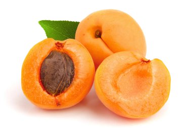 Beyaz arka plan makro'izole yaprakları ile kayısı meyve