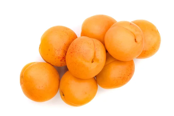 Купа абрикосових фруктів ізольовані на білому тлі. Вид зверху. Плоский шаблон — стокове фото
