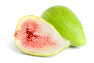 Olgun yeşil incir meyve ve yarısı beyaz arka plan üzerinde izole