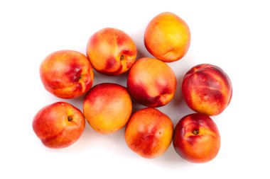 Olgun nektarin ile izole üzerinde beyaz arka plan bırakır. Üstten görünüm. Düz yatıyordu desen