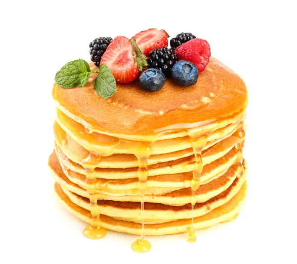 Pancakes stack dengan buah beri yang berbeda dan madu terisolasi di latar belakang putih — Stok Foto