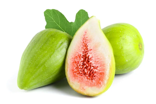 Fruta de higo verde madura y media hoja aislada sobre fondo blanco — Foto de Stock