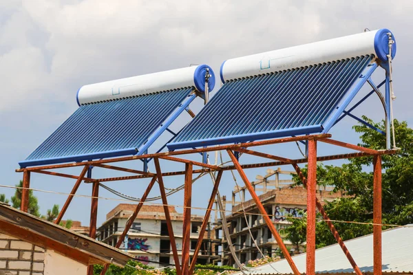 Vakuové solární články pro vodu, topení na střeše domu — Stock fotografie