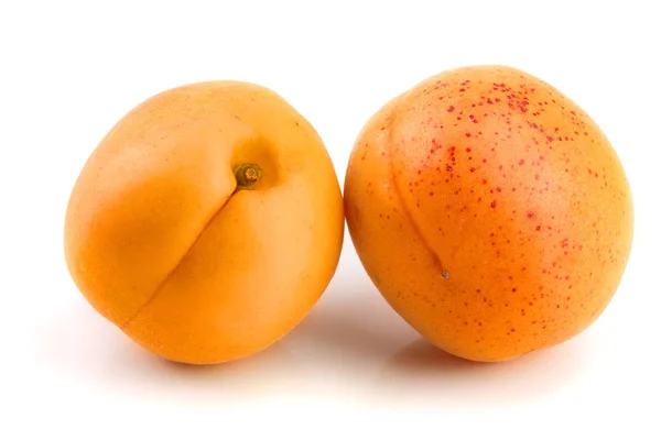 Fruta de damasco isolada no fundo branco macro — Fotografia de Stock