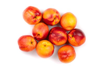 Olgun nektarin ile izole üzerinde beyaz arka plan bırakır. Üstten görünüm. Düz yatıyordu desen