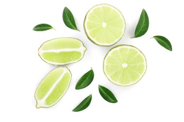 Beyaz arka plan üzerinde izole yaprakları ile dilimlenmiş limon. Üstten görünüm. Düz yatıyordu desen
