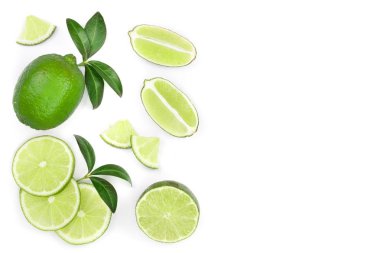 dilimlenmiş limon vith izole üzerinde beyaz arka plan kopya alanı metniniz için bırakır. Üstten görünüm. Düz yatıyordu desen