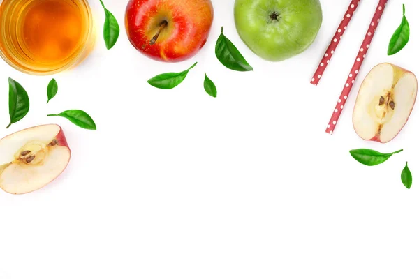 Apple juice és a levelek elszigetelt fehér háttér, a szöveg másol hely. felülnézet. Lapos laikus mintát — Stock Fotó