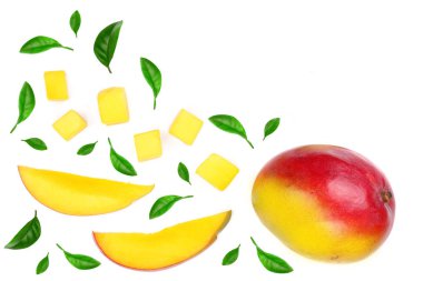 Mango meyve kopya alanı metniniz için beyaz zemin üzerine izole yaprakları ile dekore edilmiştir. Üstten görünüm. Düz yatıyordu