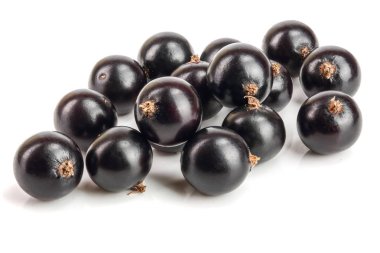 Beyaz arka plan üzerinde izole siyah frenk üzümü yığın