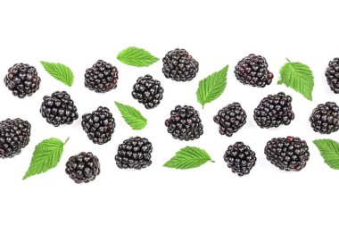 Taze böğürtlen ile izole üzerinde beyaz arka plan kopya alanı metniniz için bırakır. Üstten görünüm. Düz yatıyordu desen