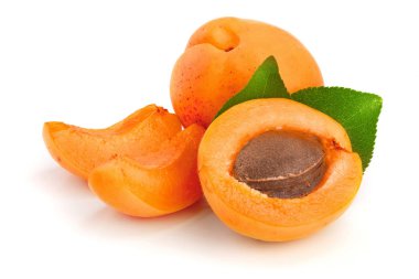 Beyaz arka plan makro'izole yaprakları ile kayısı meyve