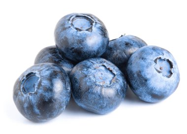 Beyaz arka planda izole edilmiş taze olgun yaban mersini.