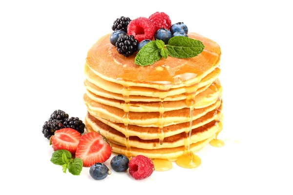 Pancakes stack dengan buah beri yang berbeda dan madu terisolasi di latar belakang putih — Stok Foto