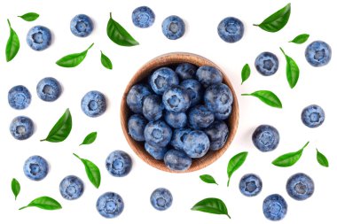 Olgun taze yaban mersini yaprağı ahşap kase beyaz arka plan üzerinde izole. Üstten görünüm. Düz yatıyordu desen