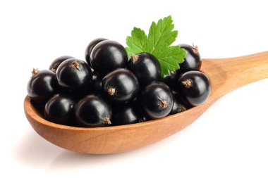 yaprak içinde tahta kaşık beyaz arka plan üzerinde izole siyah frenk üzümü