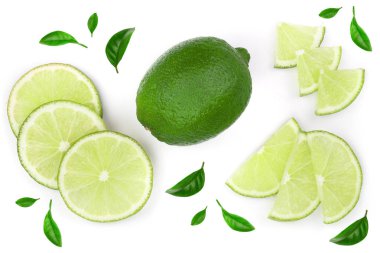 Beyaz arka plan üzerinde izole yaprakları ile dilimlenmiş limon. Üstten görünüm. Düz yatıyordu desen