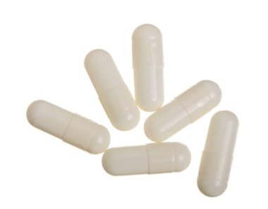 Beyaz arka plan üzerinde izole beyaz hap kapsül. Üstten Görünüm. Düz yatıyordu