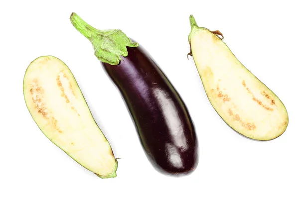 มะเขือยาวหรือ Aubergine แยกกันบนพื้นหลังสีขาว ท็อปวิว รูปแบบการวางแบน — ภาพถ่ายสต็อก