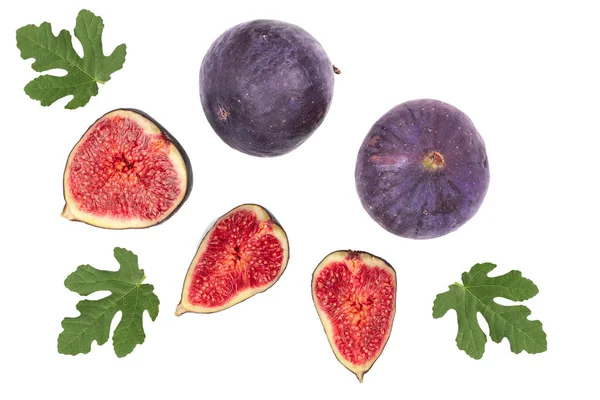 Fig vruchten met verlaat geïsoleerd op witte achtergrond. Bovenaanzicht. Plat lag patroon — Stockfoto
