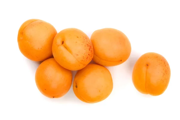 Heap aprikos frukter isolerad på vit bakgrund. Ovanifrån. Lägenheten låg mönster — Stockfoto