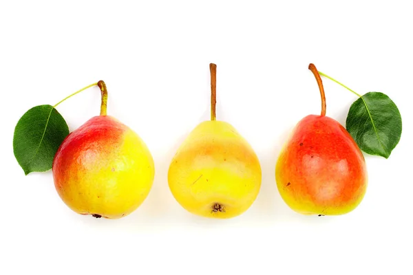 Tre frutti di pera gialla rossa matura con foglia isolata su fondo bianco. Vista dall'alto. Modello di posa piatta — Foto Stock