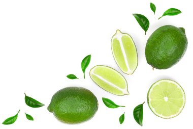 dilimlenmiş limon vith izole üzerinde beyaz arka plan kopya alanı metniniz için bırakır. Üstten görünüm. Düz yatıyordu desen