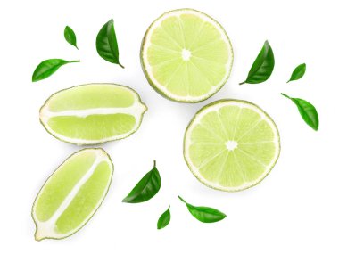 Beyaz arka plan üzerinde izole yaprakları ile dilimlenmiş limon. Üstten görünüm. Düz yatıyordu desen