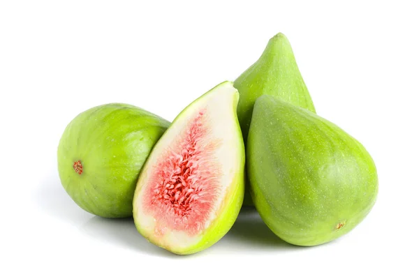 Fruta de figo verde madura e metade isolada sobre fundo branco — Fotografia de Stock