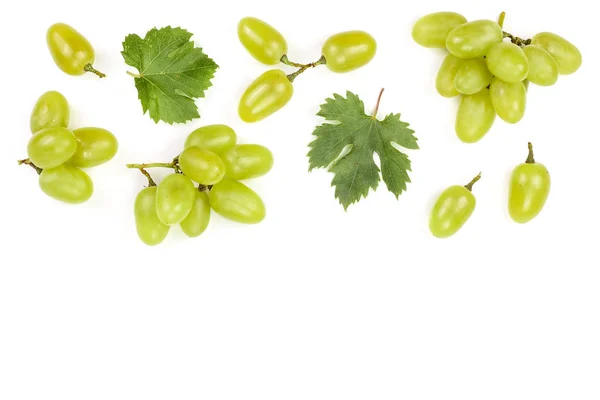 Raisins verts isolés sur le fond blanc avec espace de copie pour votre texte. Vue de dessus. Modèle de pose plat — Photo