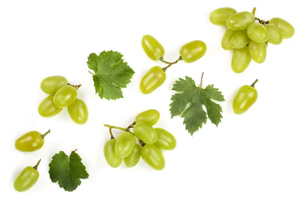 Raisins verts isolés sur le fond blanc avec espace de copie pour votre texte. Vue de dessus. Modèle de pose plat — Photo