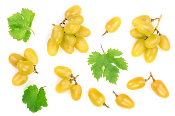 Raisins verts isolés sur le fond blanc. Vue de dessus. Modèle de pose plat — Photo