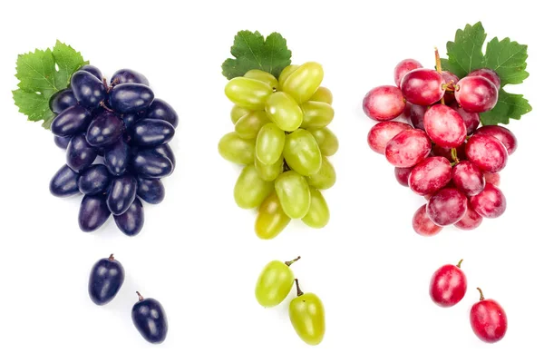 Uvas verdes cor-de-rosa e azuis com folhas isoladas no fundo branco — Fotografia de Stock