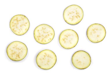 Patlıcan daireler beyaz arka plan üzerinde izole dilimlenmiş. Üstten görünüm. Düz yatıyordu desen