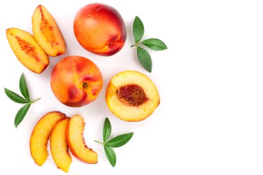 Olgun nektarin ile izole üzerinde beyaz arka plan kopya alanı metniniz için bırakır. Üstten görünüm. Düz yatıyordu desen