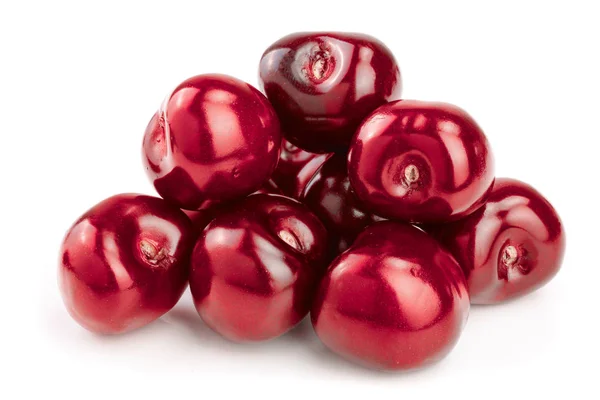 Солодкі червоні вишні ізольовані на білому фоні макрос — стокове фото
