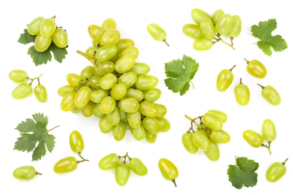 Raisins verts isolés sur le fond blanc. Vue de dessus. Modèle de pose plat — Photo