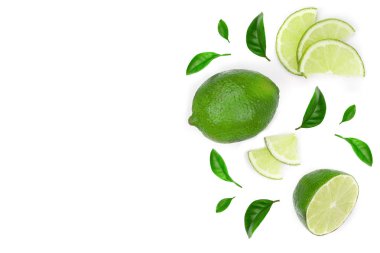 Beyaz arka plan üzerinde izole yaprakları ile dilimlenmiş limon. Üstten görünüm. Düz yatıyordu desen