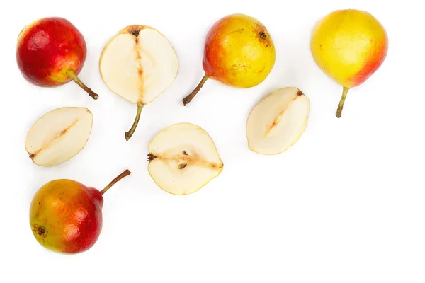 Frutti di pera gialli rossi maturi isolati su sfondo bianco con spazio di copia per il testo. Vista dall'alto. Modello di posa piatta — Foto Stock