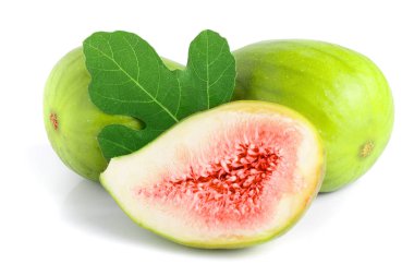 Olgun yeşil incir meyve ve yarısı beyaz arka plan üzerinde izole yaprak ile