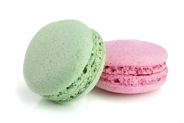 Macaroon rosa e verde isolado no fundo branco close-up — Fotografia de Stock