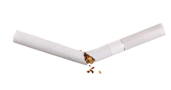 Разбитая сигарета на белом фоне. Вид сверху — стоковое фото