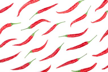 kırmızı sıcak beyaz arka plan üzerinde izole biber. Üstten görünüm. Düz yatıyordu desen. Küme veya koleksiyonu